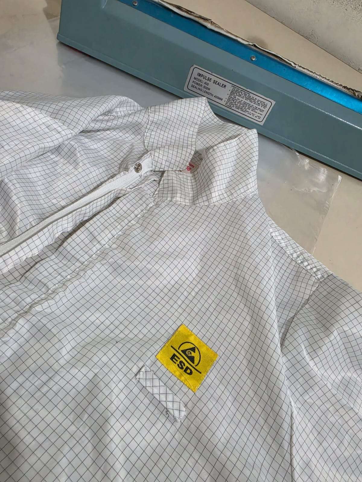 חלוק ESD לאחר כביסה וטיפול מקצועי, לפני שלב האריזה עבור סביבת ייצור מכשור רפואי